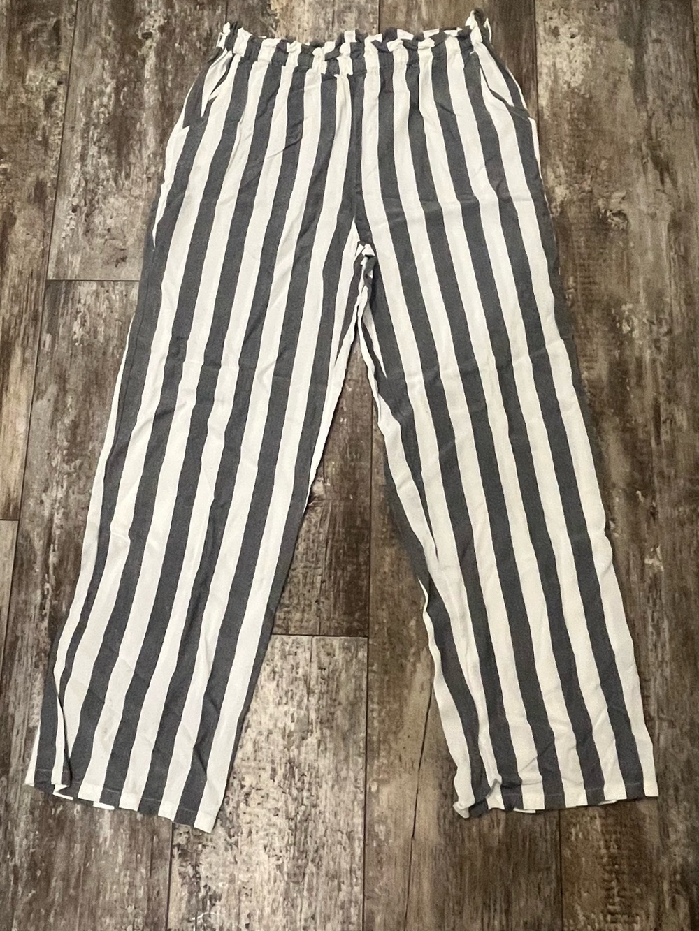 American Eagle Outfitters Women's Striped Wide-Leg Pants in White and Gray